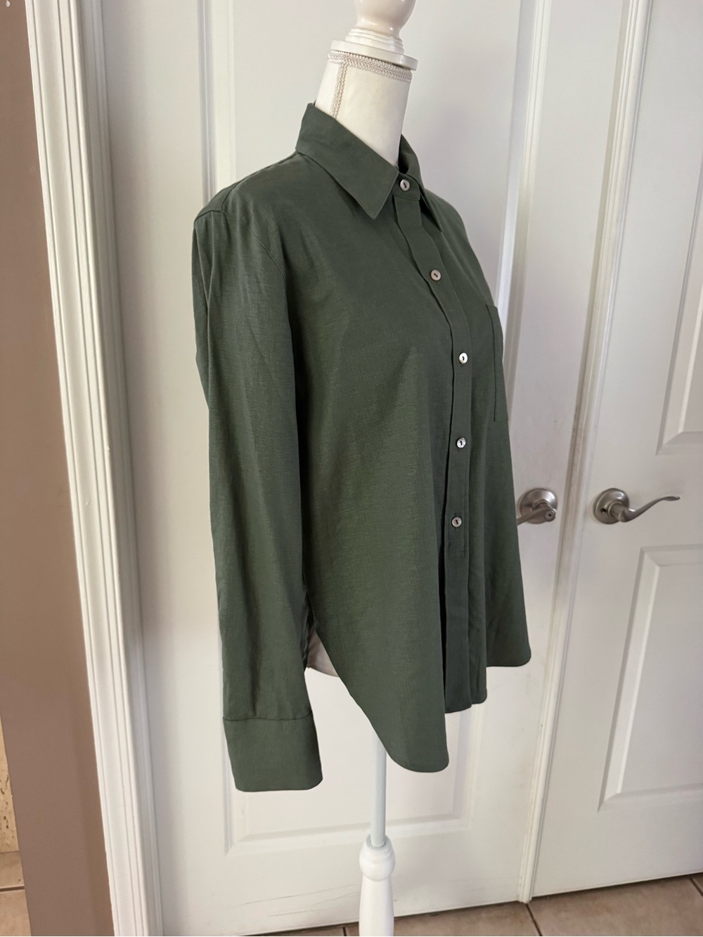 Vince Long Sleeve Linen Blend Button-Up Shirt in Sea Fern. Size M. MSRP $298 - Picture 7 of 17